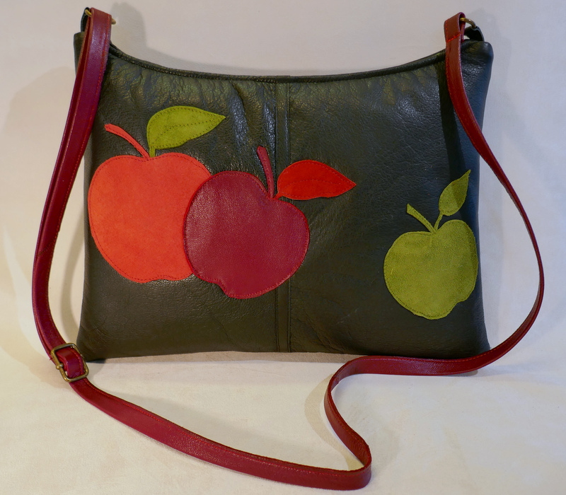 schoudertas vintage leer met applicatie appels rood en groen